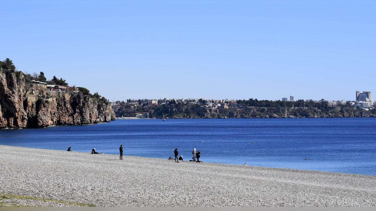 Antalya'da Soğuk Hava Etkisini Gösterdi, Sahiller Boş Kaldı