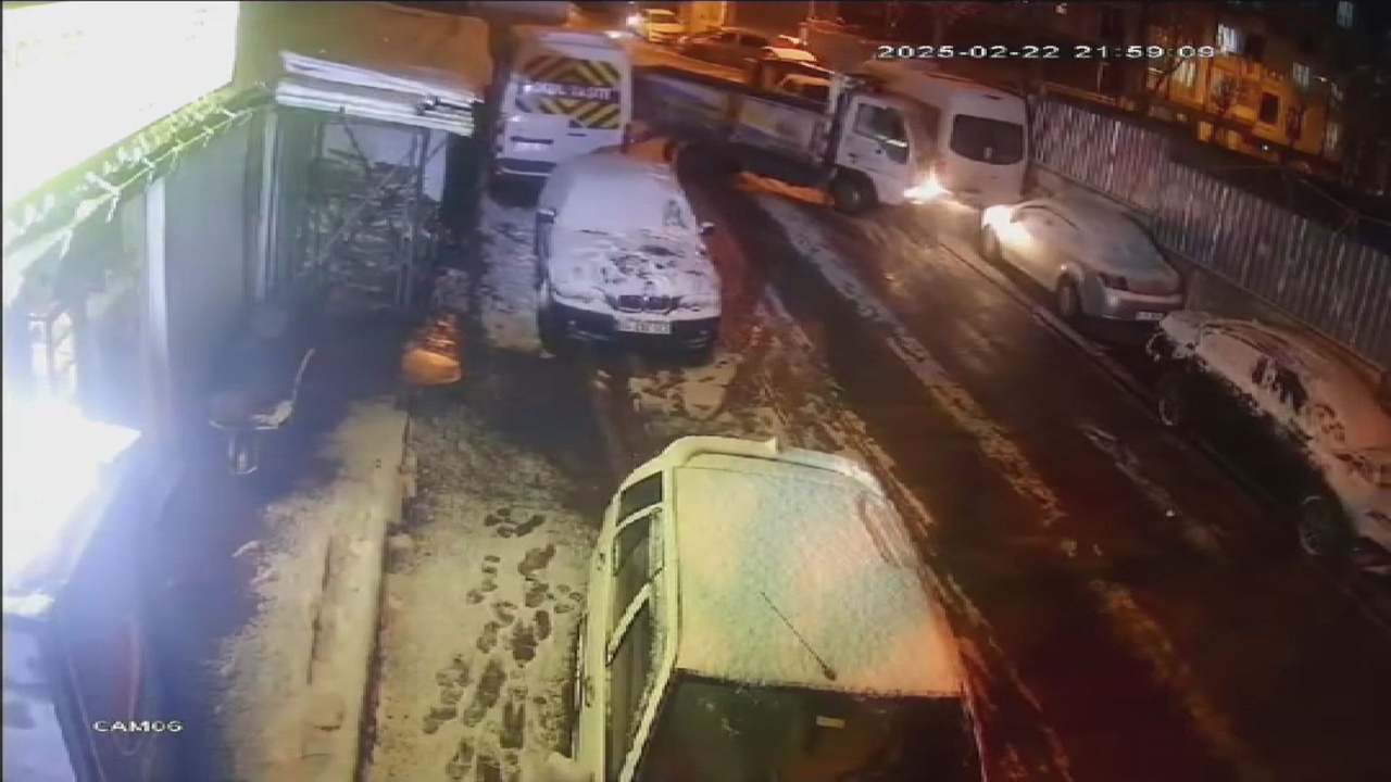 Esenyurt'ta Buzlu Yolda Kayan Kamyonet Üç Araca Çarptı