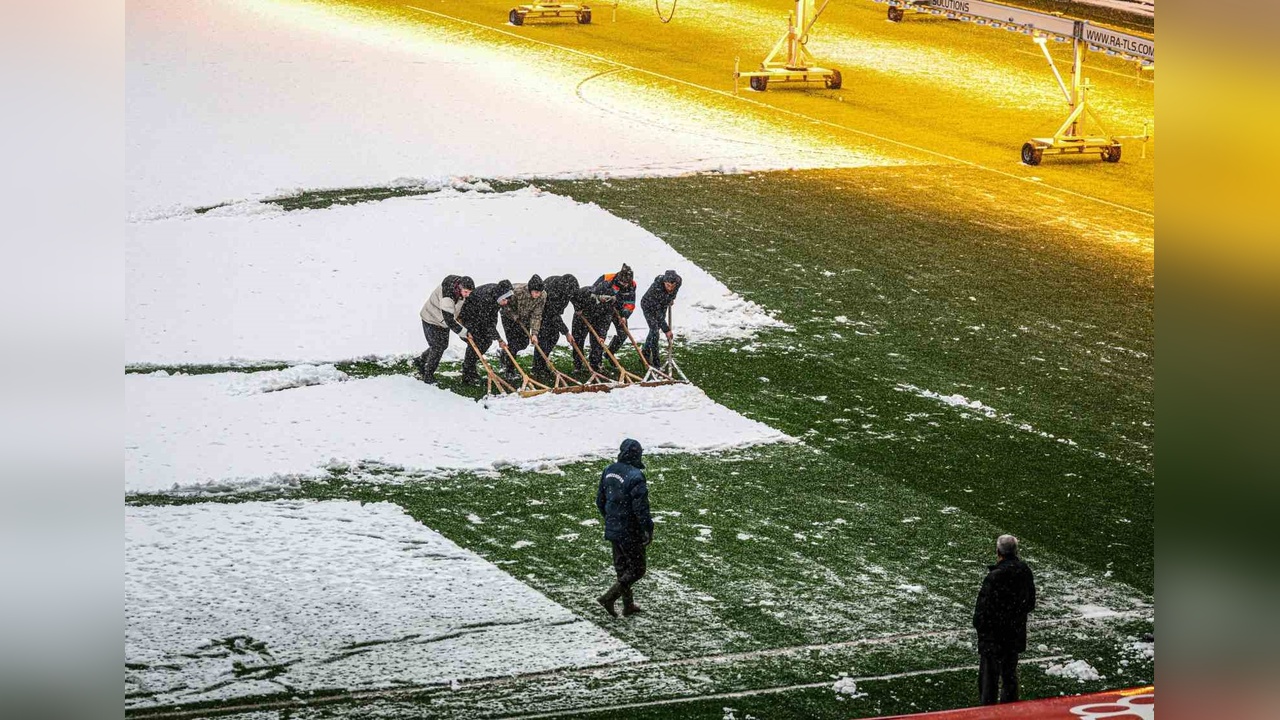 Trabzonspor'un Stadyumunda Kar Temizleme Faaliyetleri Devam Ediyor