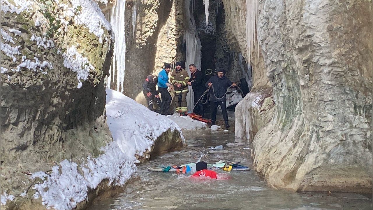 Kanyona Uçan Sağlıkçılar Kurtarıldı