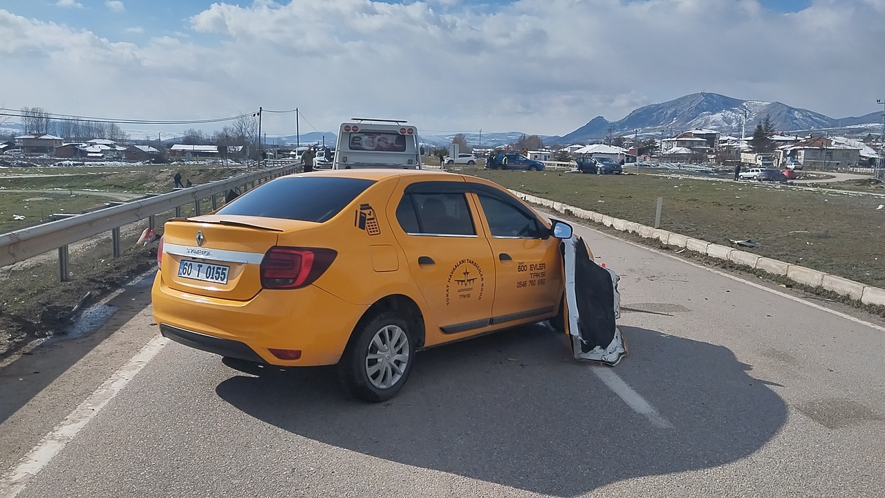 Otomobil ve Taksi Çarpışması: 5 Kişi Yaralandı