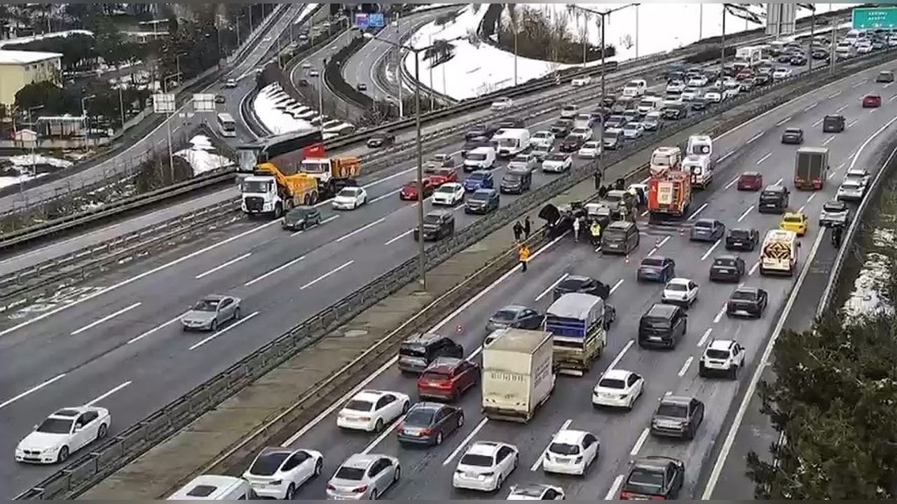İstanbul'da TEM Otoyolu'nda Zincirleme Kaza: Yaralılar Var
