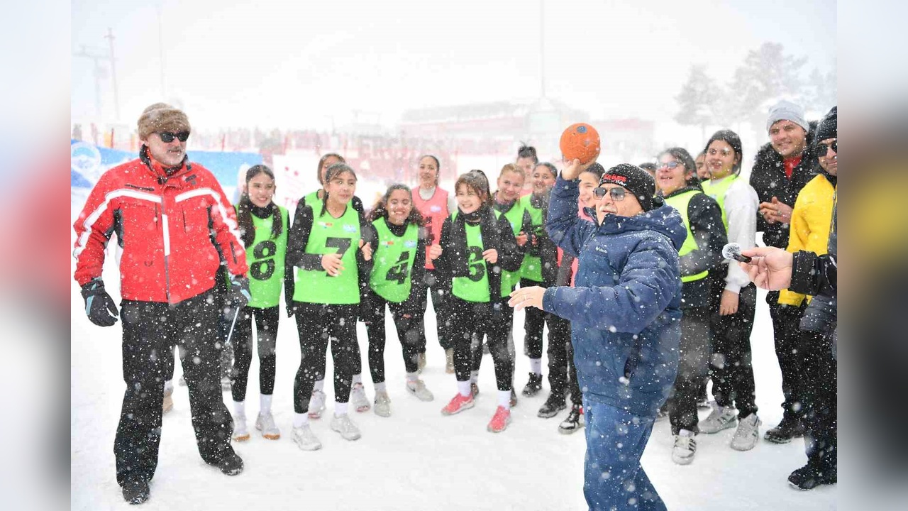 Türkiye'nin İlk Kar Hentbol Şampiyonası Erciyes'te Gerçekleşti