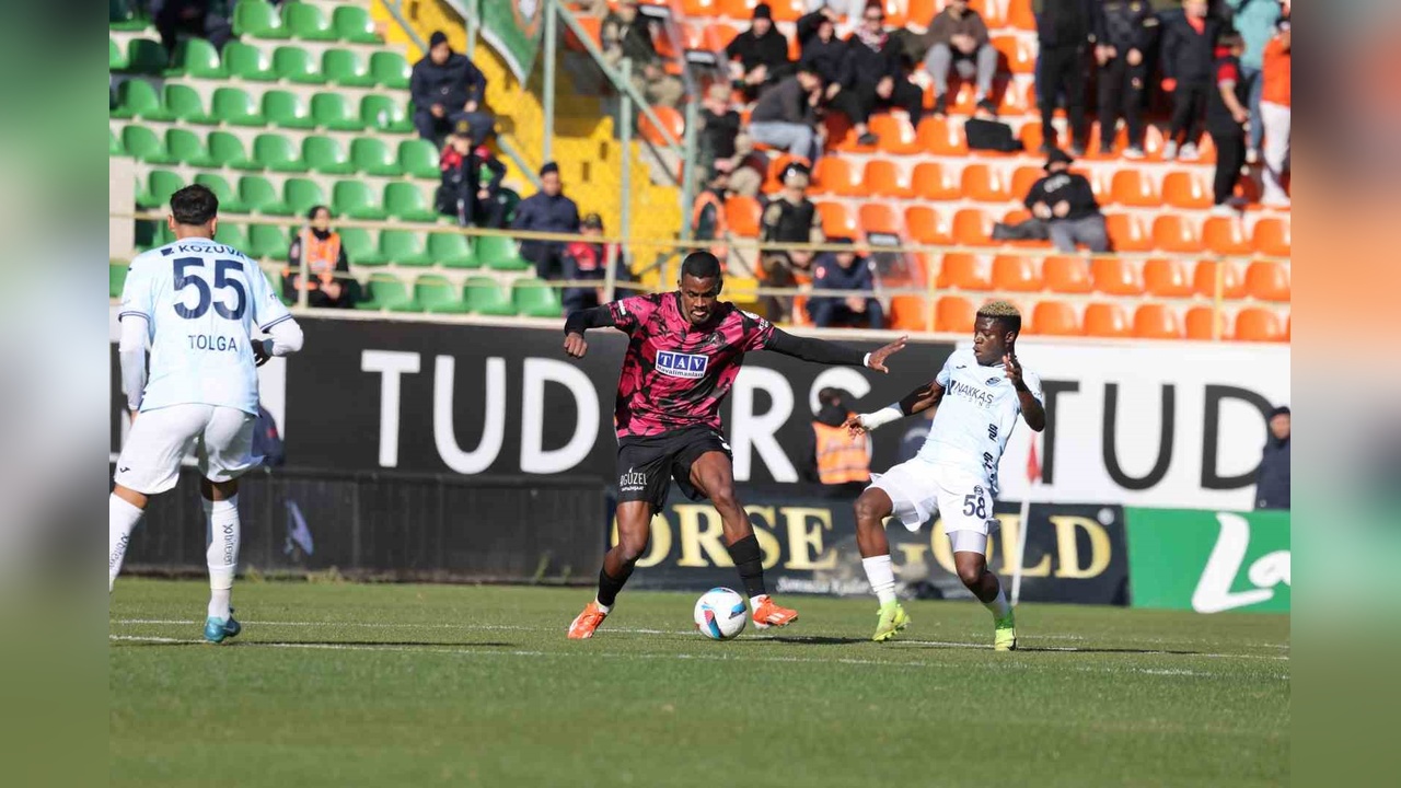 Adana Demirspor, Alanyaspor'u İlk Yarıda Geçti