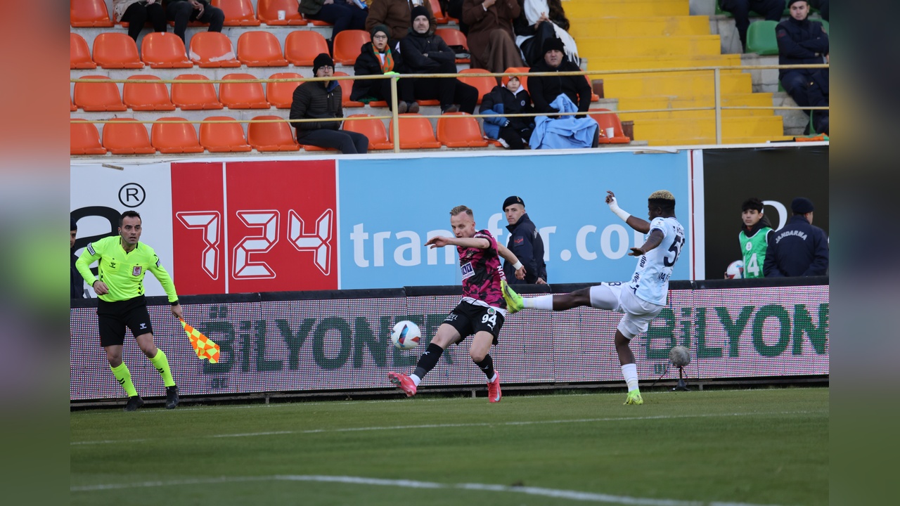 Alanyaspor, Adana Demirspor'u 3-2 Mağlup Etti