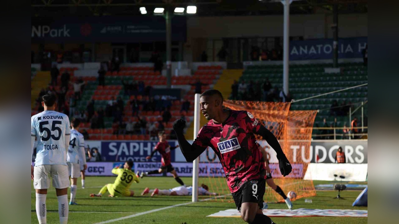 Alanyaspor, Adana Demirspor'u 3-2 Yenerek Üst Sıralara Tırmandı