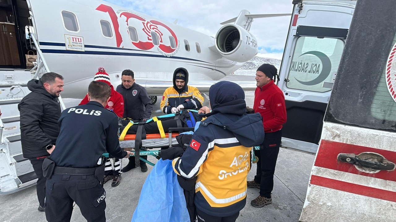 Bingöl'de Kalça Kırığı Olan Çocuk Ambulans Uçakla Başkent'e Gönderildi