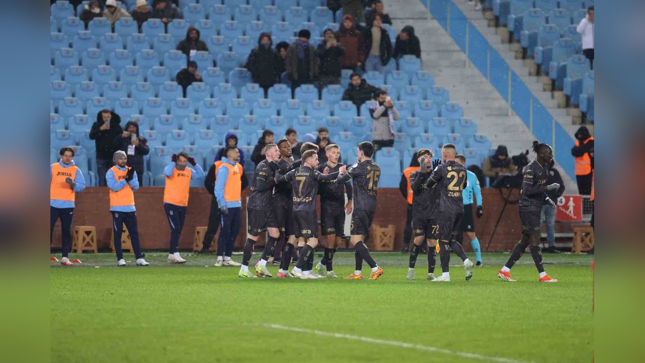 Trabzonspor, Gaziantep FK'yi İlk Yarıda Geçti