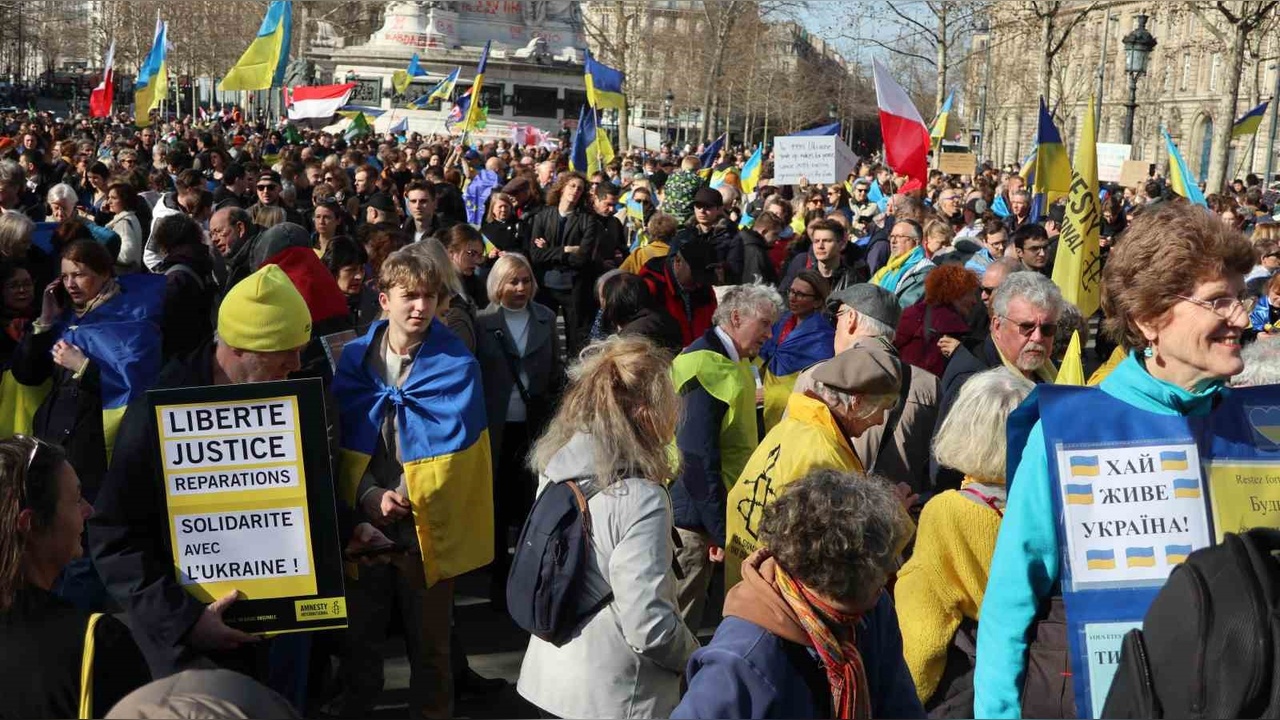 Fransa'da Ukrayna-Rusya Savaşının Yıldönümünde Büyük Gösteri
