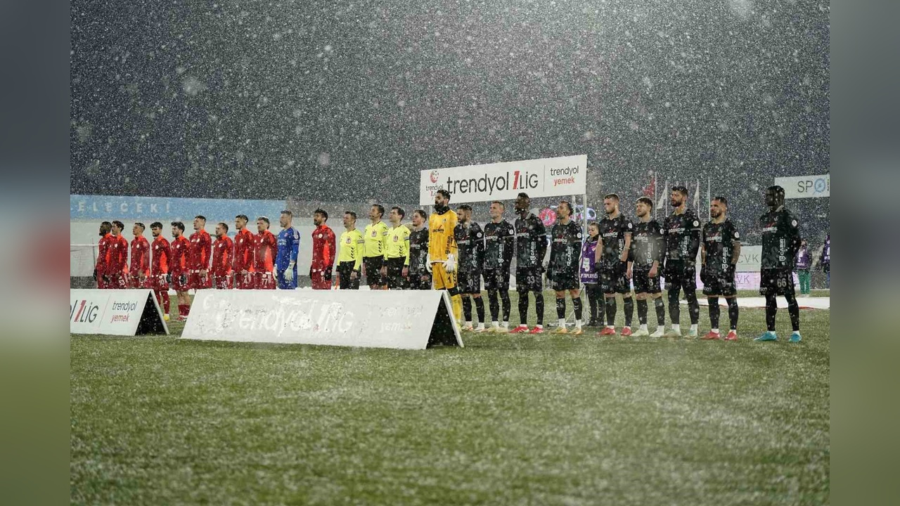 Ümraniyespor ve Sakaryaspor Beraberlikte Karşılaştı
