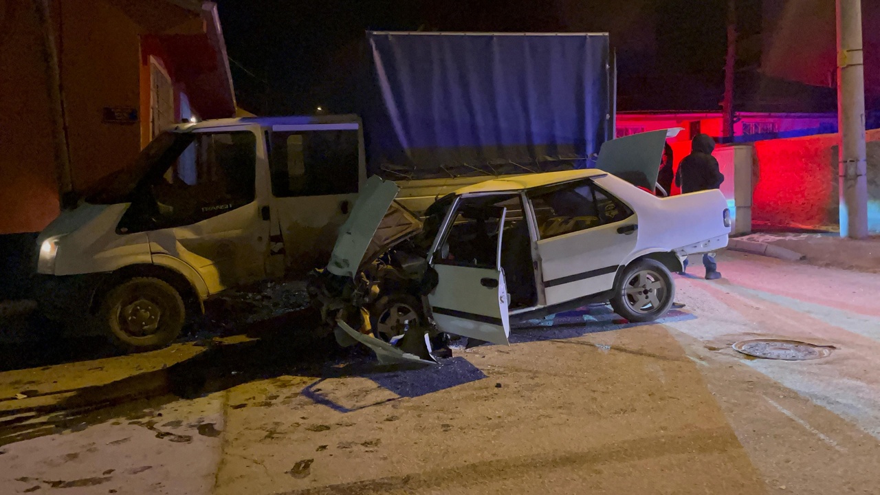 Eskişehir'de Trafik Kazası: Otomobil Kamyonete Çarptı