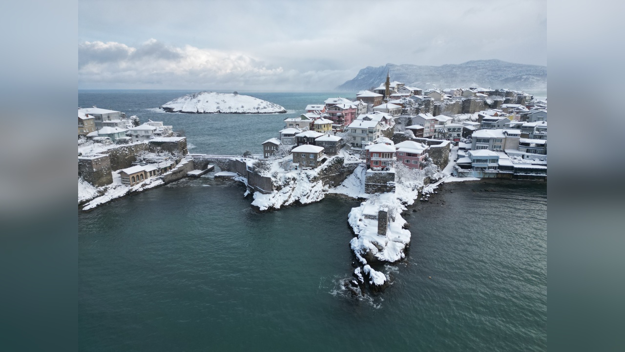 Amasra, Karla Kaplanarak Büyüleyici Bir Manzaraya Büründü