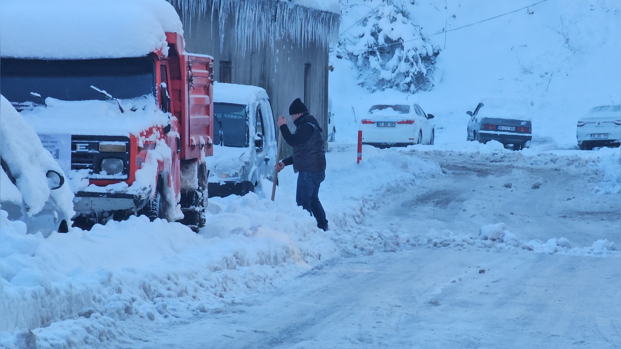 Zonguldak'ta Buz Sarkıtları ve Kapalı Köy Yolları Sorunu