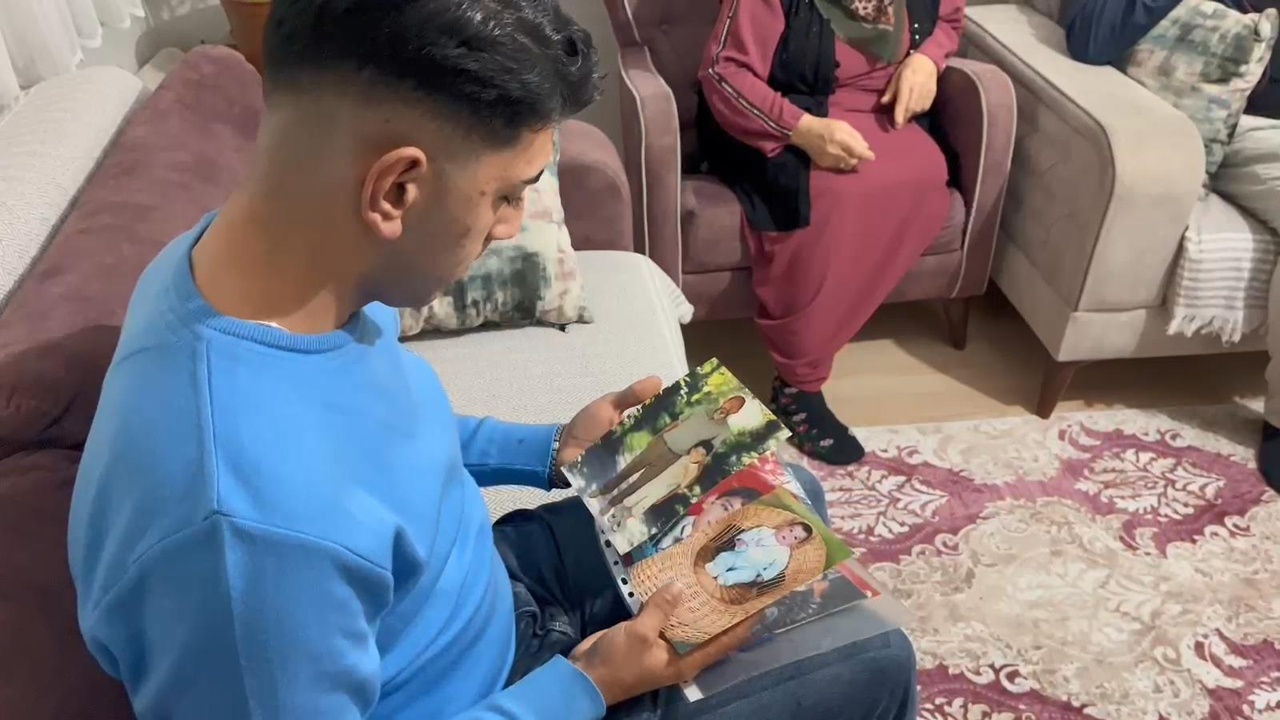 Sefa, Evlat Edinildiği Ailesiyle Birlikte Biyolojik Ailesini Araştırıyor