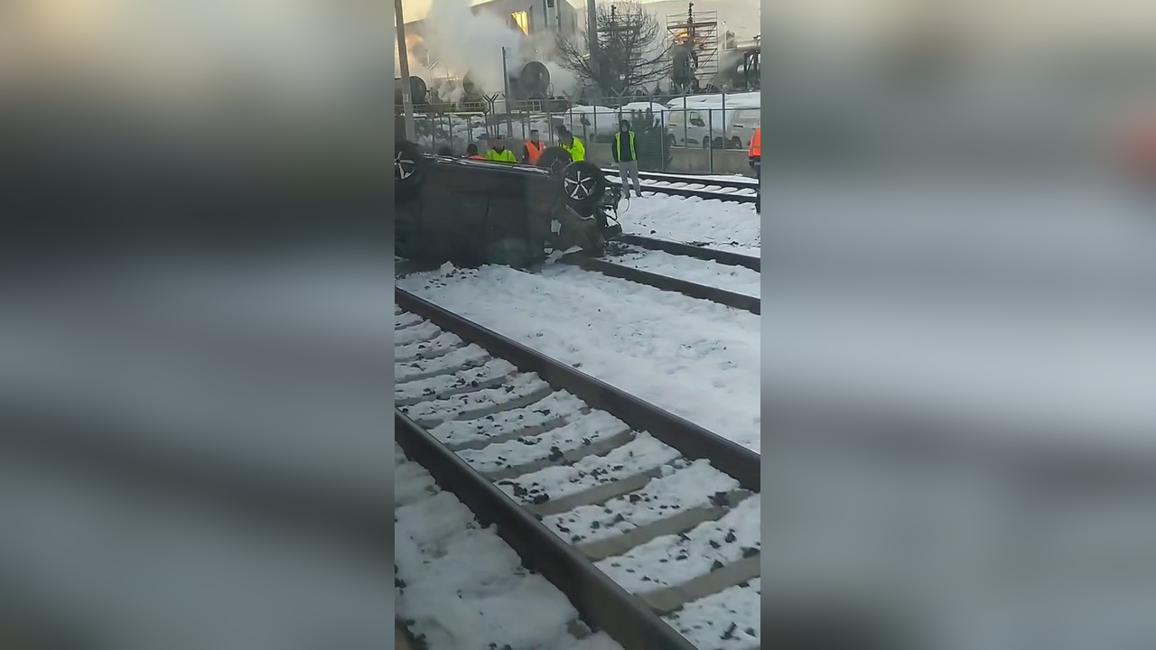 Sıfır Araç Tren Yoluna Düşerek Kazaya Neden Oldu