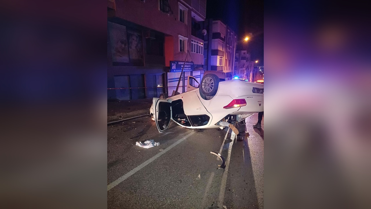 İzmir'deki Trafik Kazasında Alkollü Sürücüler Tutuklandı