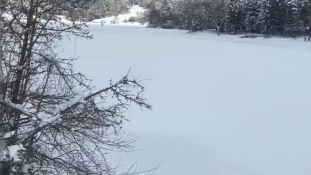Karabük'te Ortakçılar Göleti Buzla Kaplandı