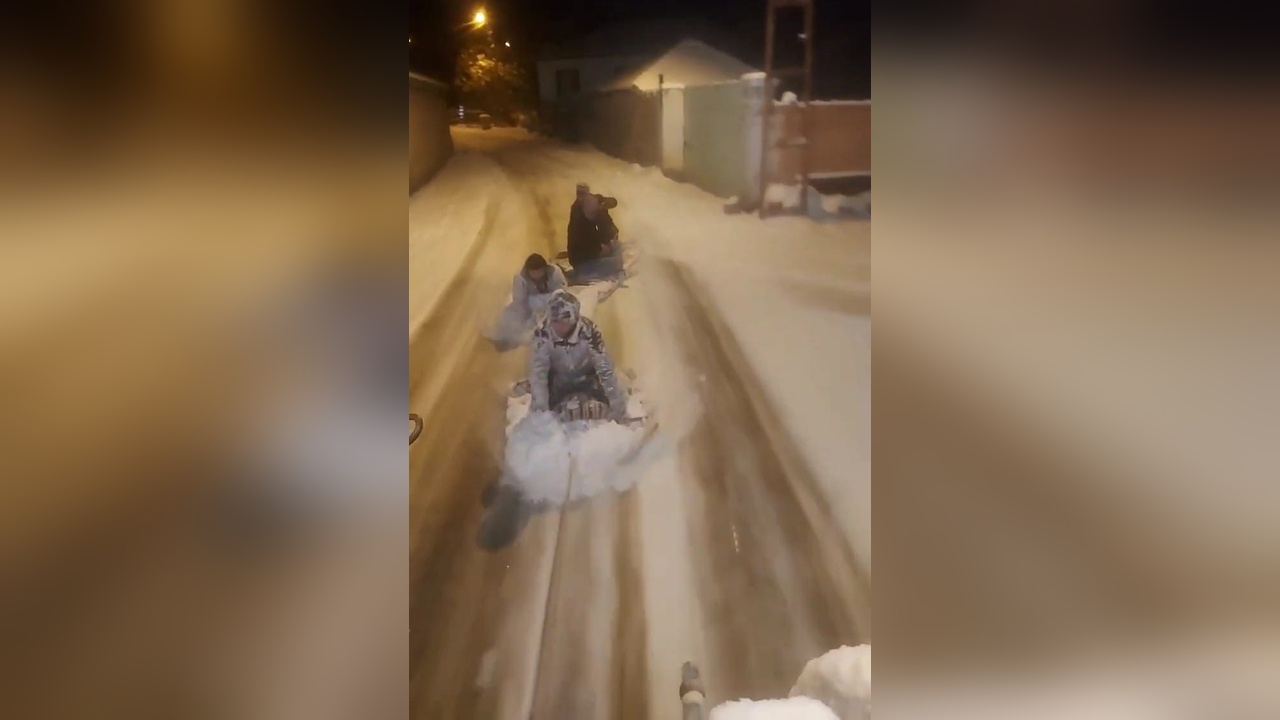 Traktörle Kayak Keyfi: Paletten Kızak Yapıldı