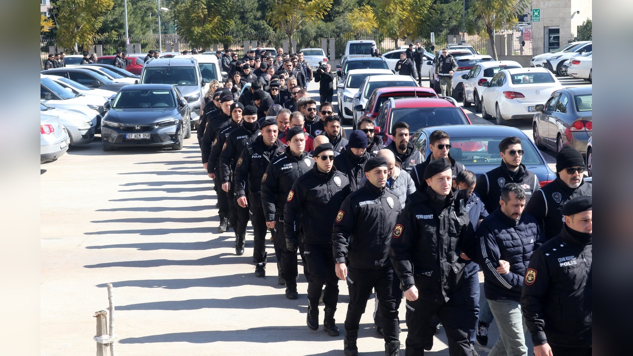 'Kıskaç-40' Operasyonu Kapsamında Gözaltına Alınan 77 Şüpheli Adliyeye Sevk Edildi