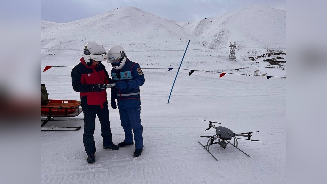 Dron ile Tespit Edilen Kayakçılar Tehlike Altında