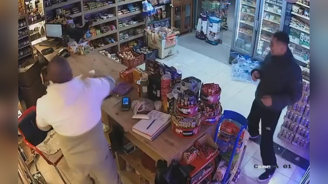 Bodrum'daki Marketten Tavuk Kurtarma Anları Kameralara Yansıdı