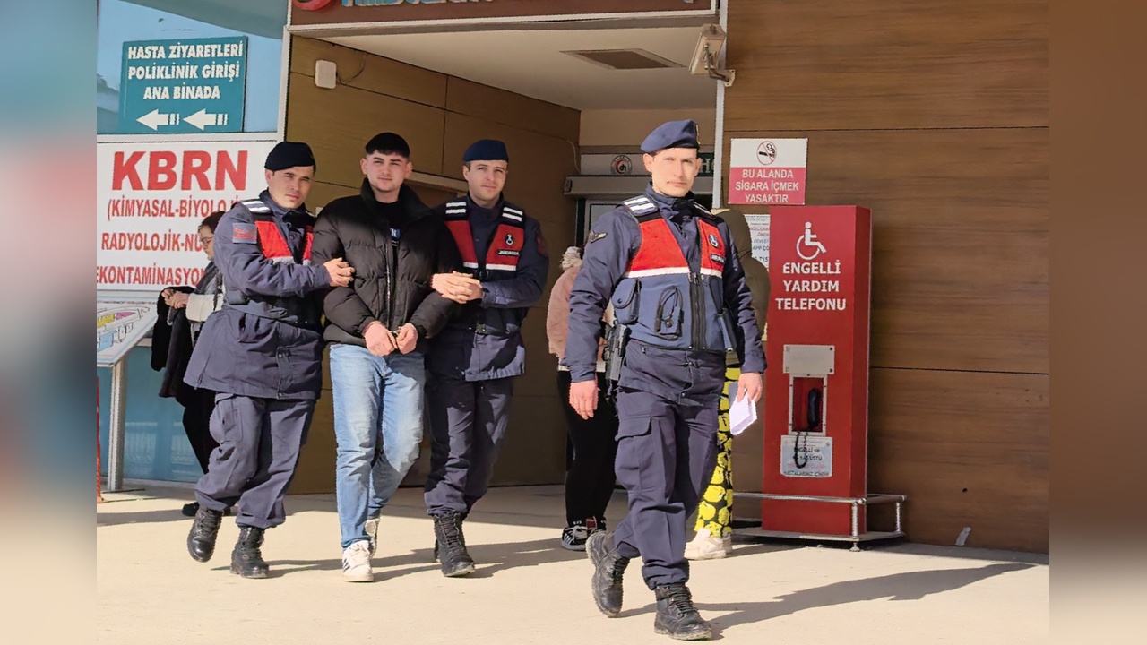 Bıçaklı Saldırganına Tabancayla Ateş Eden Kişi Güvenlik Kamerasında