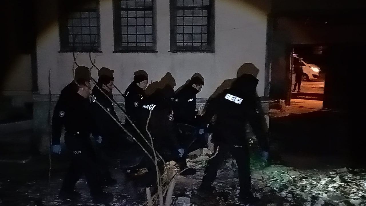 Metruk Evde Erkek Cesedi Bulundu