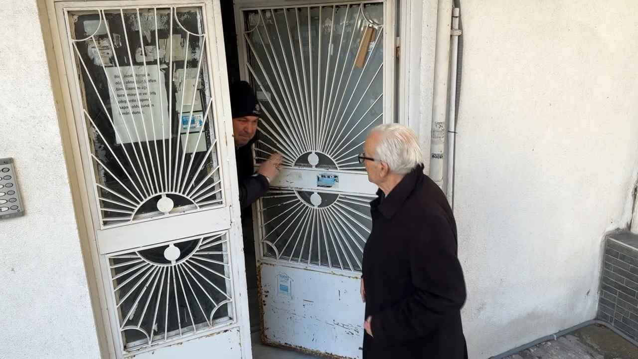 Avcılar'da Kapıda Kalan Vatandaş İtfaiyeye Başvurdu