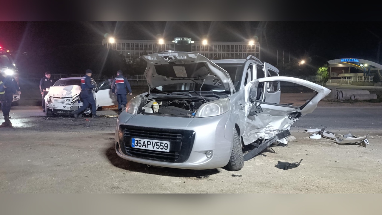 Ticari Araç ve Otomobil Çarpışması: 6 Kişi Yaralandı