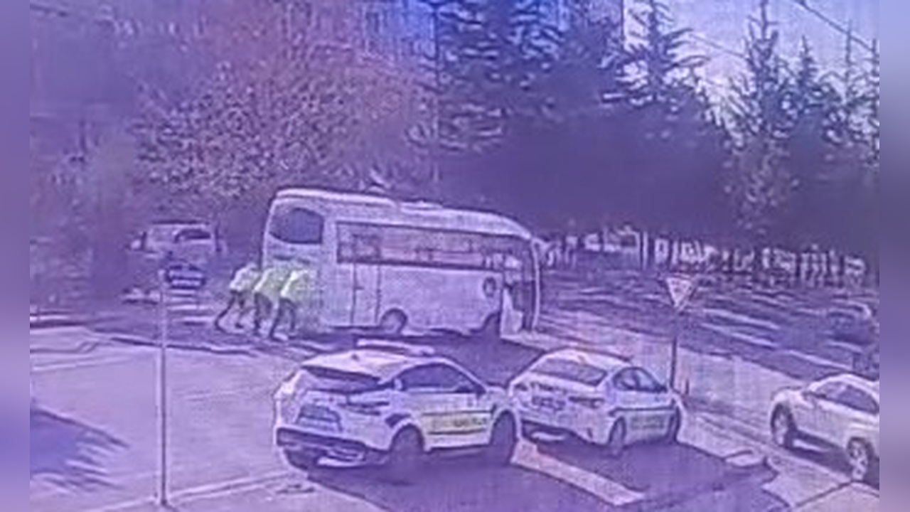 Trafik Polisleri Arızalı Midibüsü Yol Kenarına Taşıdı