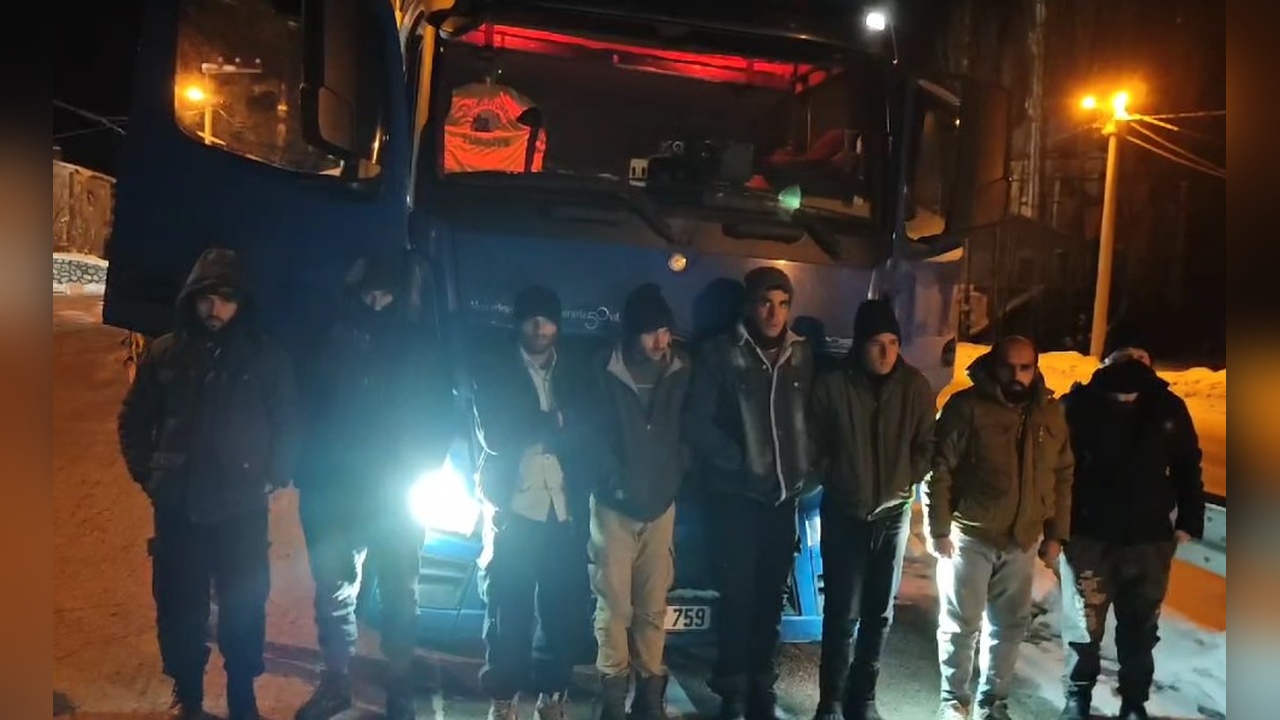 Van'da 8 Kaçak Göçmen Ele Geçirildi