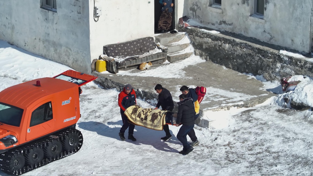 Kapalı Yolda Hastaya Paletli Ambulansla Müdahale