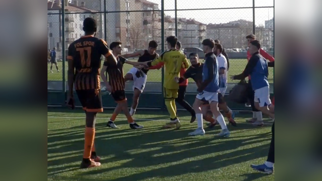 Futbol Maçında Gergin Anlar: Uçan Tekmeler Dikkat Çekti