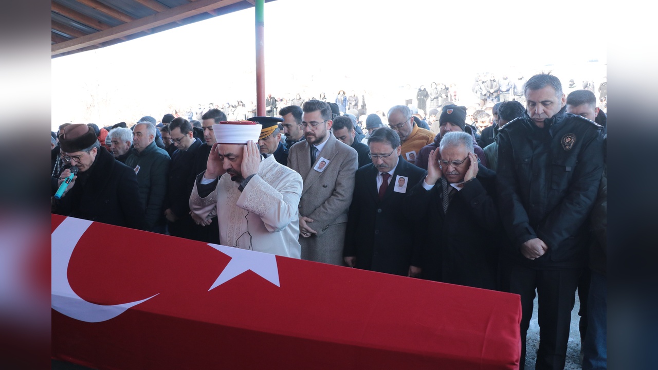 Uyuşturucu Operasyonu Sırasında Kalp Krizi Geçiren Polis Memuru İçin Tören Düzenlendi