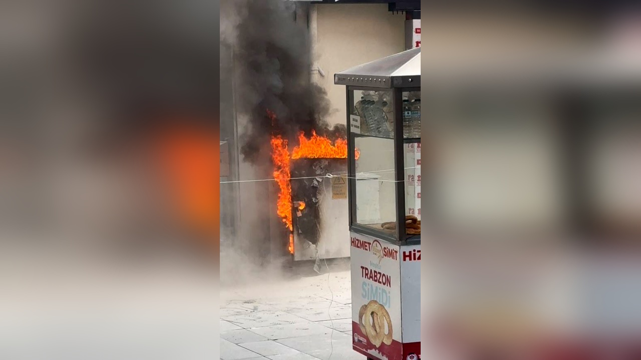 Kameralara Yansıyan Elektrik Panosu Patlaması
