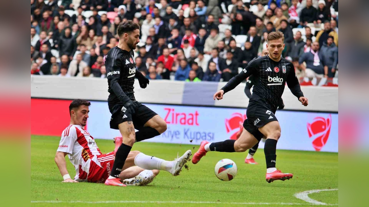 Beşiktaş, Antalyaspor Karşısında İlk Yarıda Öne Geçti