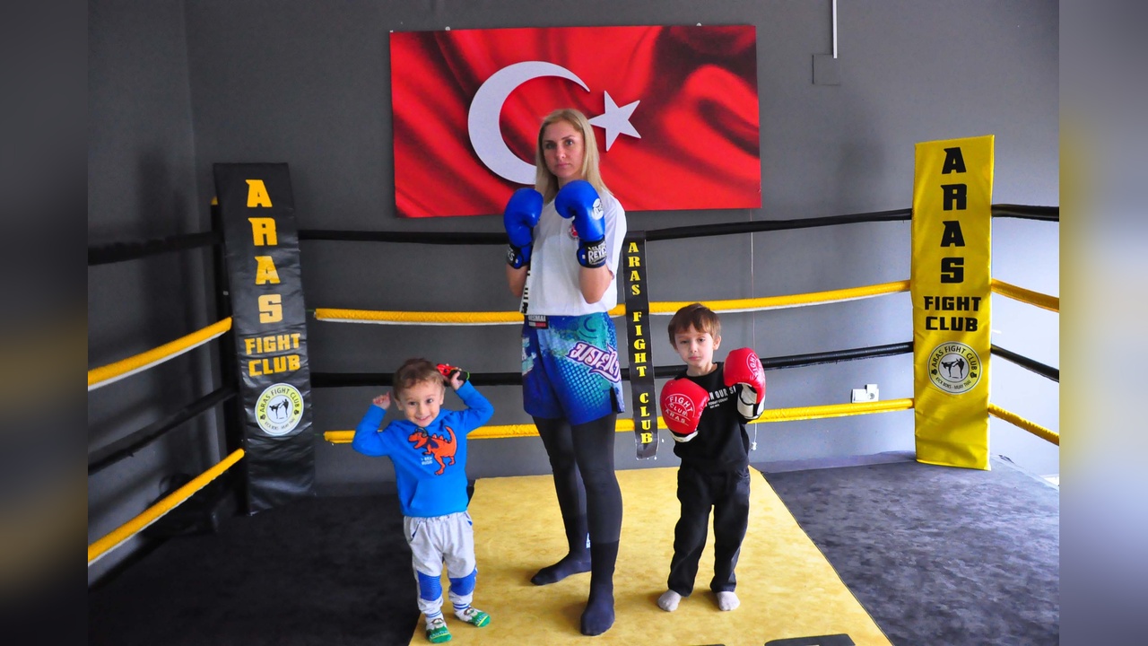 İki Çocuk Annesi Kick Boks ile Ringlere Geri Döndü