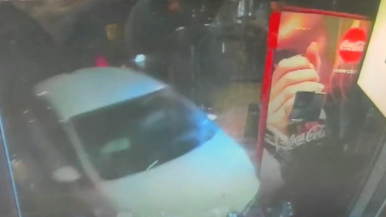 Beyoğlu'nda Otomobil Büfeye Çarptı, Kaza Anı Kamerada