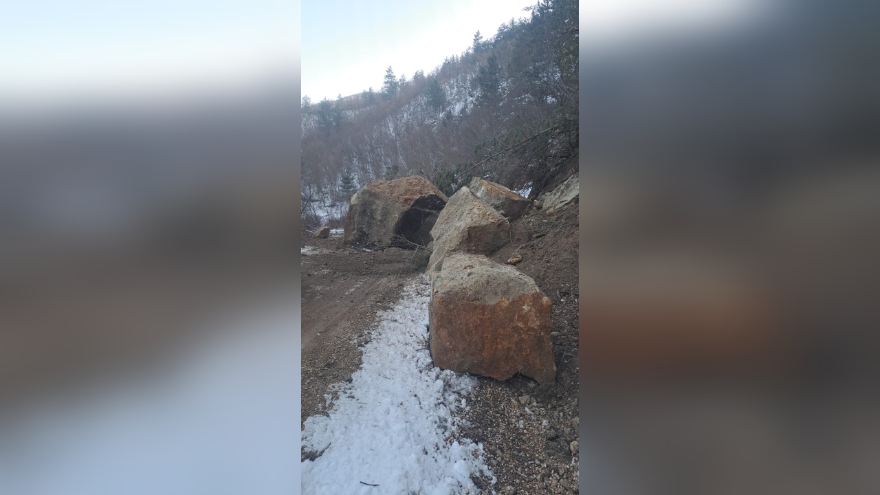 Karabük'te Heyelan Nedeniyle Köy Yolu Kapandı