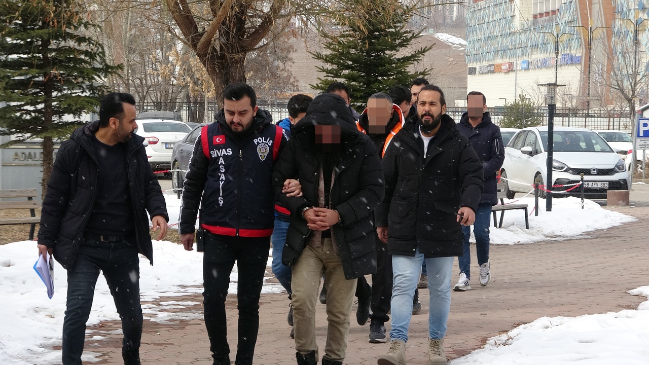 Sivas'ta Silah Kaçakçılığına Yönelik Operasyon: Dört Kişi Gözaltında