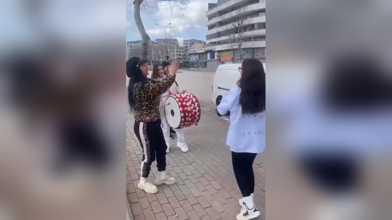Sürücü Adayı Ehliyet Sınavını Kazanınca Davul Eşliğinde Oynadı