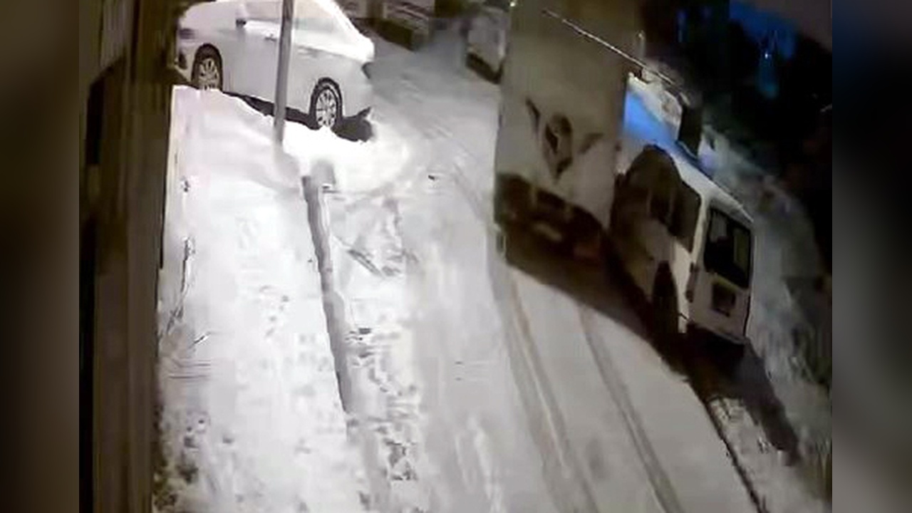 Esenyurt'ta Kamyonet Şoförü Park Halindeki Araca Çarptı