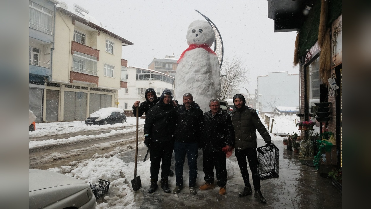 Samsun'da Dev Kardan Adam Heykeli