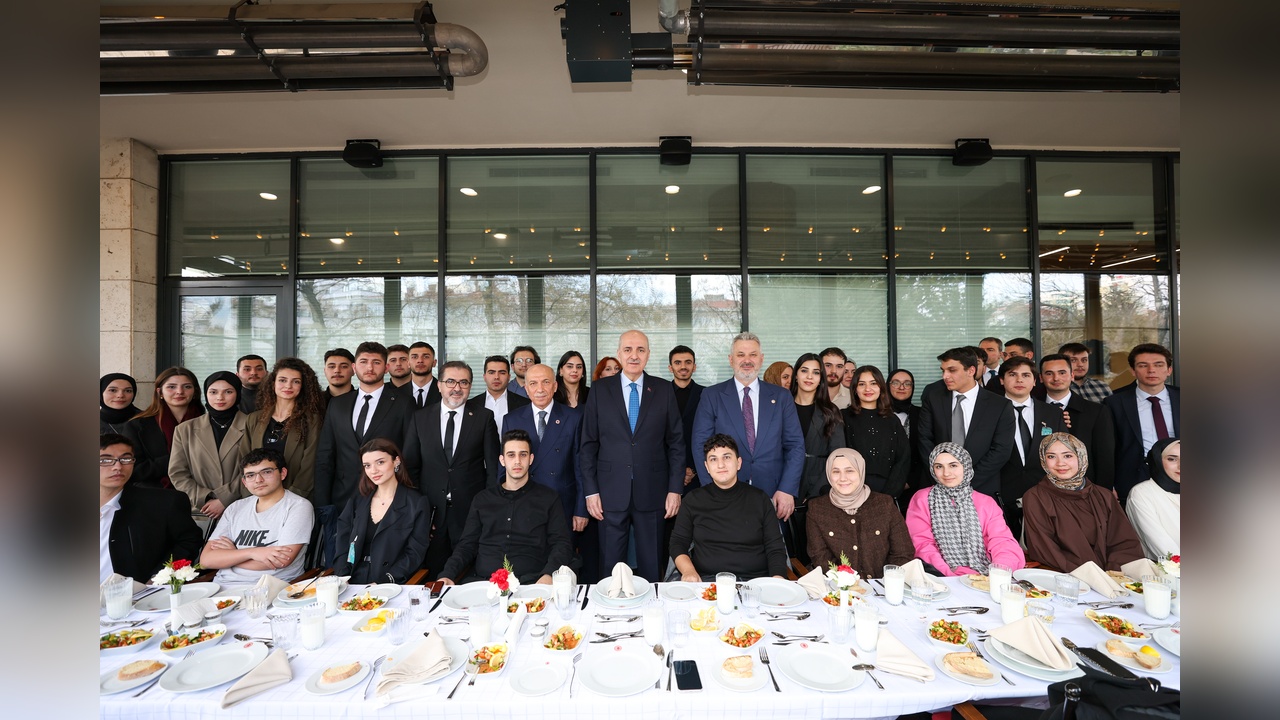 Kurtulmuş, TBMM'de Üniversite Öğrencileriyle Buluştu