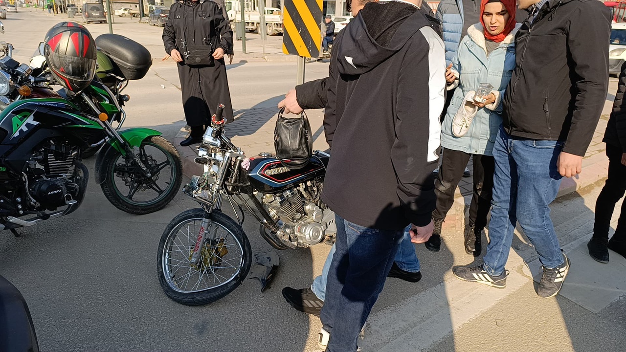 Motosiklet Sürücüsü Servis Minibüsü ile Çarpıştı
