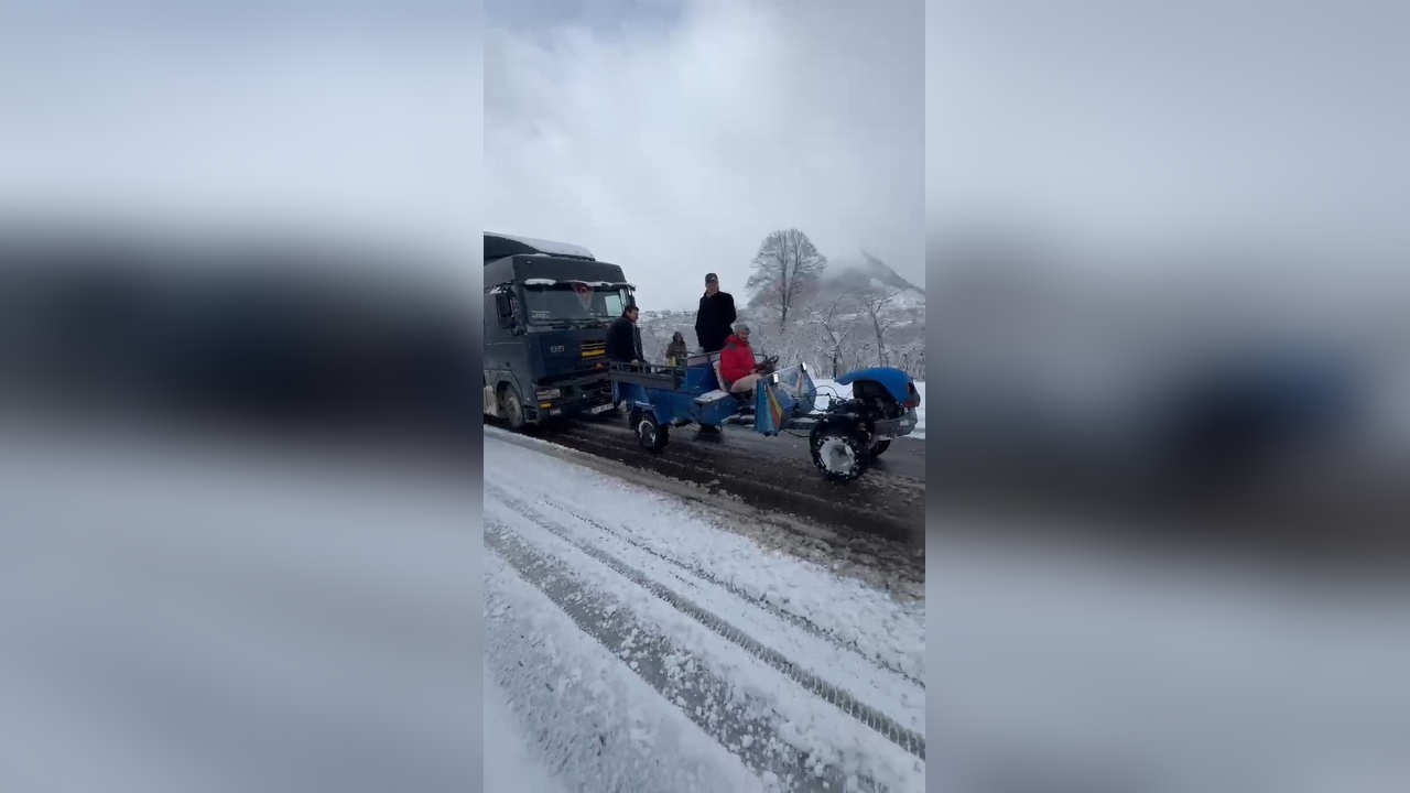 Karla Kaplı Yolda Sıkışan TIR'ı Patpat Kurtardı