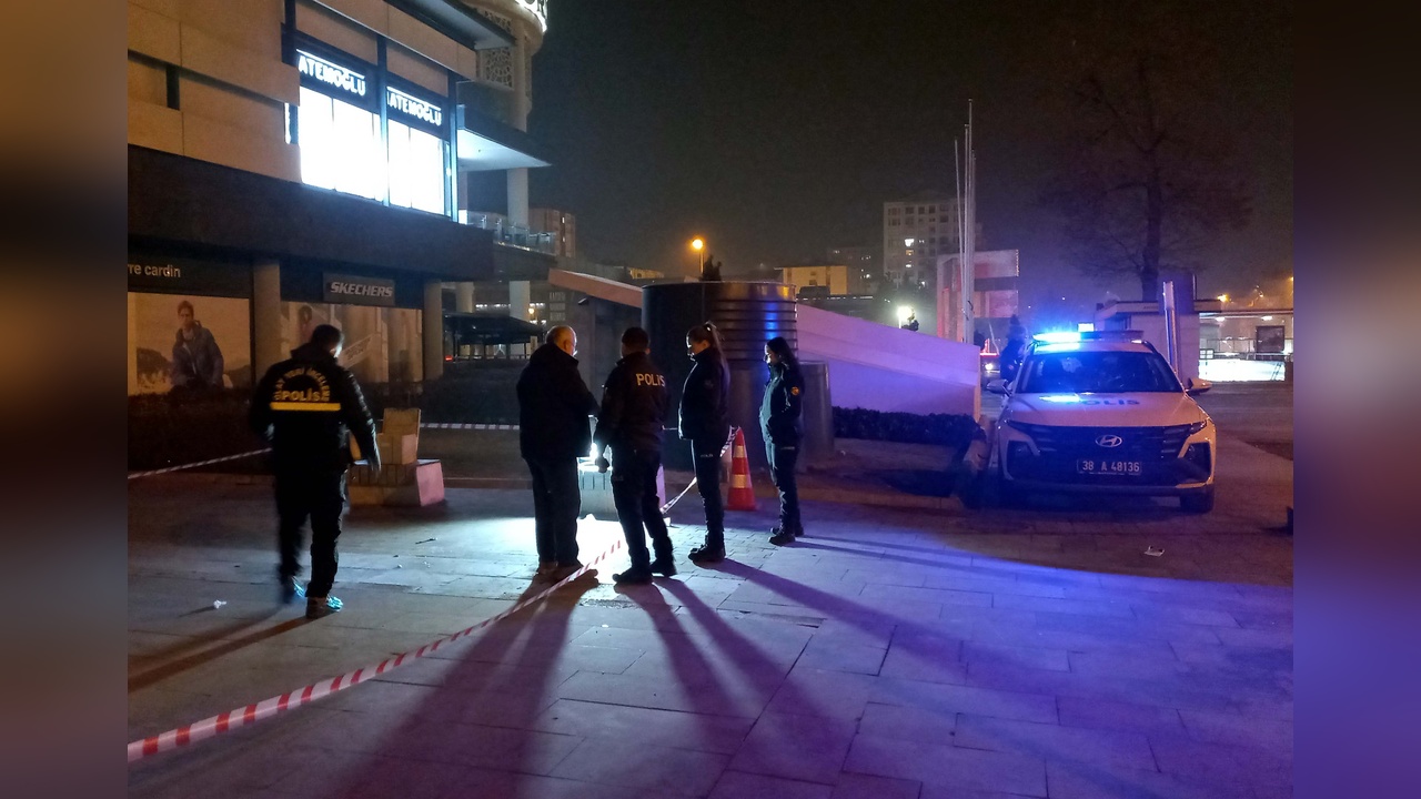 Eski Sevgiliye Saldırı: Üç Kişi Bıçaklandı
