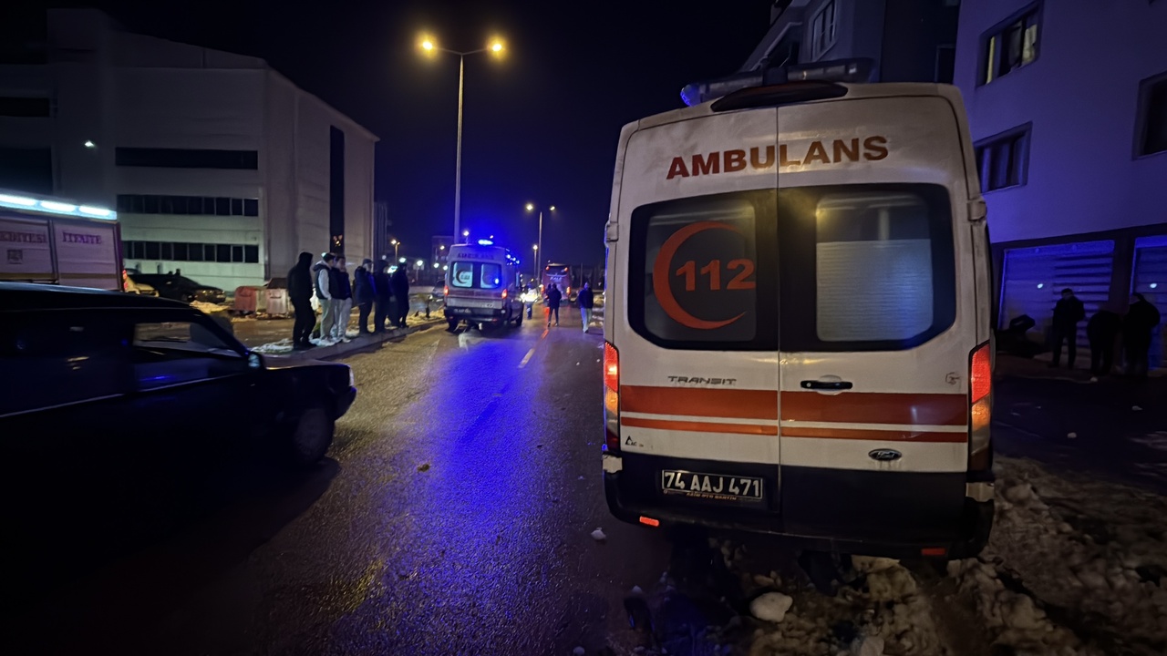Bartın'da Ambulans ve Otomobil Çarpışması: 7 Kişi Yaralandı