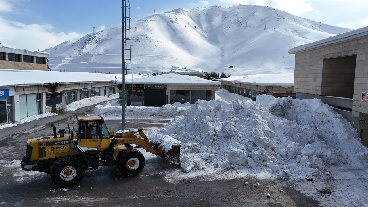 Bitlis'te Kar Yığınları Kamyonlarla Taşınıyor