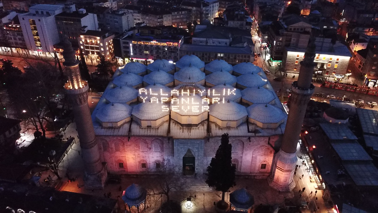 Tarihi Ulu Cami'de Yeni Mahya: 'Allah İyilik Yapanları Sever'